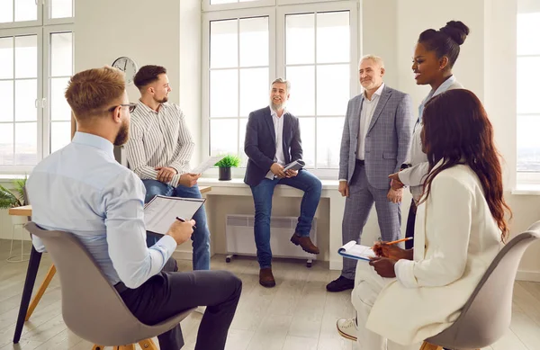 Bir grup iş adamı bir toplantıda sohbet ediyorlar. Şirket çalışanları ofiste konuşuyor ve beyin fırtınası yaparak harika kararlar veriyorlar. İş arkadaşları, bir çemberin içinde oturan meslektaşlarını dinlerler..