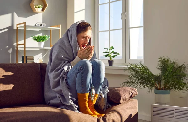 Hapşıran genç adam kanepeye sarılıp ısıtıcının yanında ısınıyor. Hasta, mutsuz bir adam kış boyunca ısıtılmamış bir evde soğuktan muzdarip. Isıtma sorunu