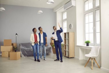 Yeni bir ev arayan ırklar arası evli bir çift. Emlakçı potansiyel alıcılara evi gezdiriyor. Emlakçı, genç erkek arkadaş ve kız arkadaşa ya da karı-kocaya geniş, modern bir daire gösteriyor.