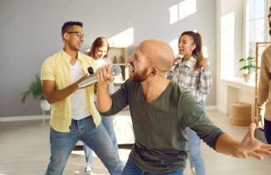 Neşeli farklı arkadaşlar karaoke söyler hafta sonları evde dinlenirler. Gülümseyen çok ırklı gençler partilerde ya da kutlamalarda müzik hobilerinin keyfini çıkarıyorlar. Eğlence ve eğlence..