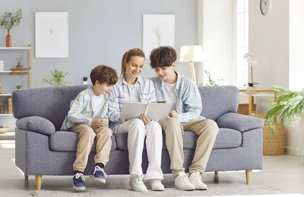 Anne ve oğulları boş zamanlarını evde birlikte geçiriyorlar, kanepede oturup, bir aile fotoğrafı albümüne bakıyorlar. Bu mutlu an aile bağlarını, hatıraları ve birlikteliği yakalar..