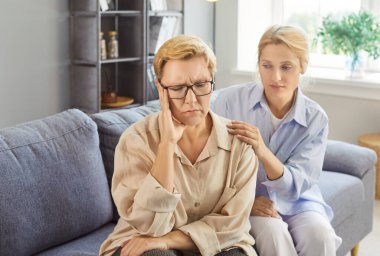 Zor durumlarda birbirine destek olan, empati ve şefkat gösteren, destek veren bir kadın. Baş ağrısından muzdarip üzgün bir kadın model, hayatta bazı sorunlar yaşıyor.