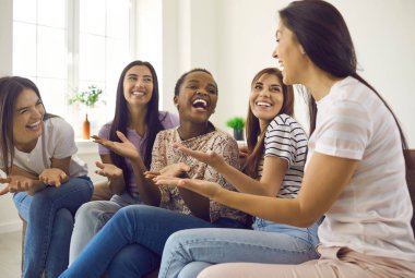 Milenyum boyunca çeşitli etnik çeşitlilikteki çok yönlü kızlar evde dinlenip birlikte eğleniyorlar. Gülümseyen mutlu, çok ırklı kızlar kahkahalarla güler, sohbetin tadını çıkarırlar. Çeşitlilik, arkadaşlık kavramı.