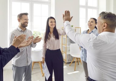 Mutlu meslektaşlar ofiste buluşurken beşlik çakıyor, başarıyı kutluyor, bir anlaşma yapıyor ya da iş başarısını bir çemberin içinde duruyor. İş arkadaşları iş ortaklarını tebrik ediyor. Aferin..