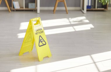 Sarı dikkat ıslak zemin zemin katı, temizlik servisi, profesyonel temizlik, temizlik, temizlik binası, ofis alanı, temizlik, temizlik işi, ev işleri ve ev işleri. 