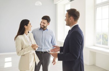 Emlakçı konuşması, kalacak yer sahipleri, ev sahibi çift alıcılarla tanışır, kiracılar için emlak anlaşması, kira sözleşmesi, satış sözleşmesi, emlakçı ve müşteriler yeni ev kiracılarını karşılar.