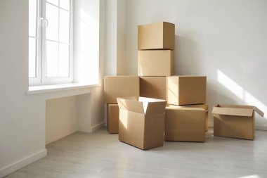 Dolaplar boş oda köşesinde, kutular, teslimat için çoklu depolama dolapları birbiri üzerine ve taşınabilir servis ürünleri, nakliye konteynerleri hazırlamak için 