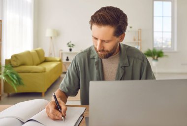 Çalışan, uzak bir yerden dizüstü bilgisayarla evde çalışan, rahat üretici düzenleme, esnek online çalışma, bağımsız müteahhit ya da serbest çalışan, uzaktan öğrenim, eğitim kursu