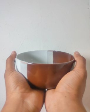 Beyaz arka planı olan boş bir kase.