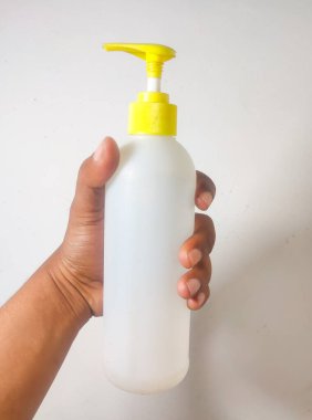 Bir şişe su beyaz arka plan üzerinde izole tutan el