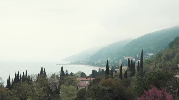 Vista dall'alto sulla piccola città che si trova vicino alla costa del mare e ha una foschia — Video Stock