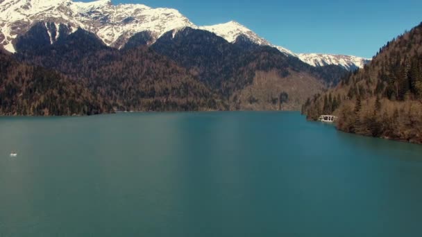 Drone está bajando y aterrizando mostrando hermosas montañas y el paisaje del estanque — Vídeos de Stock