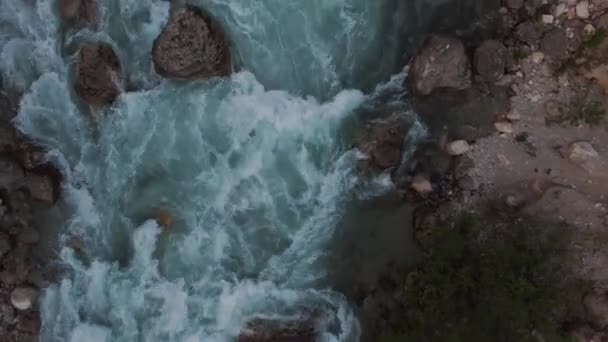 Drone survole une petite rivière de montagne, montrant le panorama de la vallée 