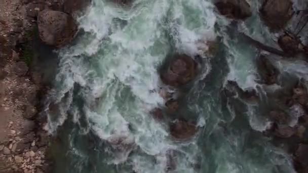 Blick von oben auf den Wasserfluss, der Fluss fließt am sandigen Ufer vorbei — Stockvideo