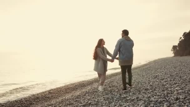 Любящие супруги проводят время на пляже в нежности и заботе друг о друге — стоковое видео
