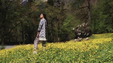 İlham kadın dağlar yakınındaki ormanda ayakta ve taze hava nefes