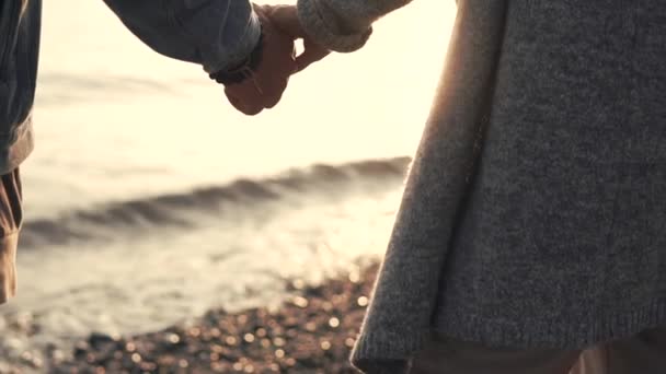 Крупним планом знімок чоловіка і жіночих рук, пара стоїть біля моря — стокове відео