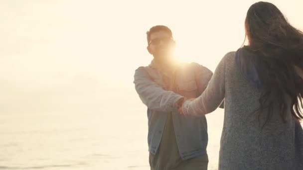 Pareja joven y cariñosa disfrutar el uno del otro por la noche con un agua de mar tranquila — Vídeos de Stock