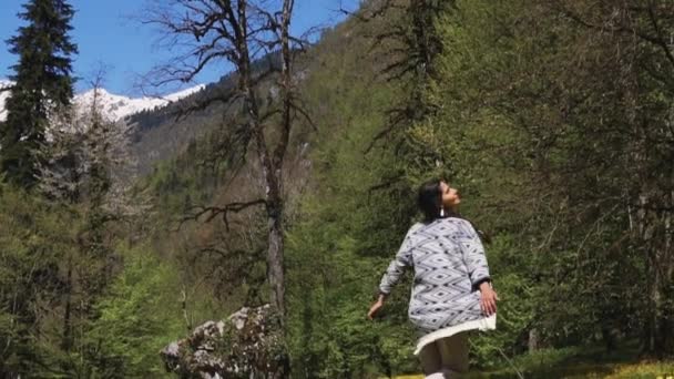 Mladí a šťastná žena je v chráněné krajinné oblasti během kvetoucí na jaře — Stock video