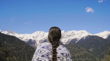 Genç bir kadın bir doğa rezerv temiz ve temiz dağ havada soluk