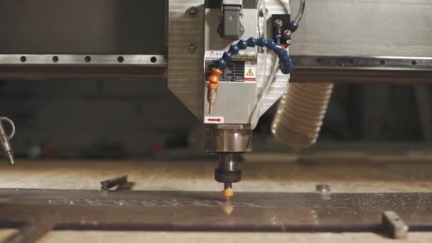 Close-up shot van de cnc-machine, de man blaast uit overtollige stof van het glas — Stockvideo