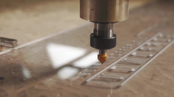 Head of automatic machine is rotating, polishing inscription on plastic detail — Stock Video