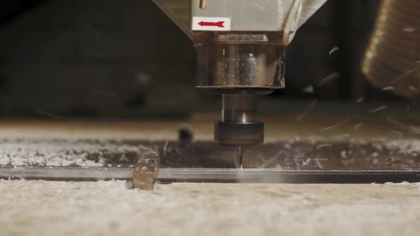 Close-up of blade of sawing machine, cutting plastic board — Stock Video