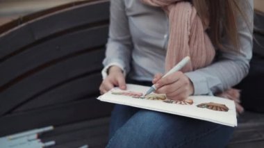 Dövmeler Eskizler çizim uğraşan bir kadının elleri görüntüsünü kapatmak