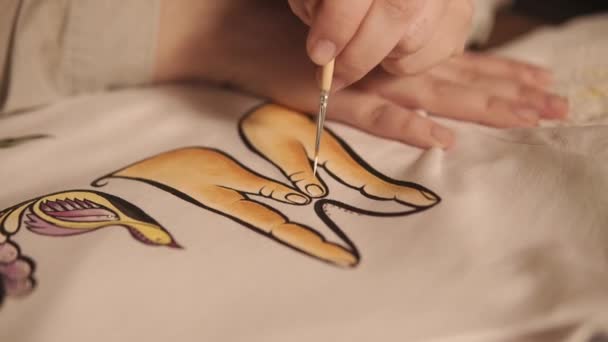 Close up tiro da mão artistas, que colore a amostra branca com uma inscrição elegante — Vídeo de Stock