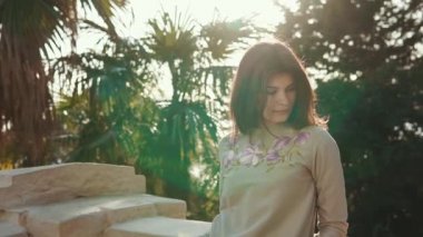 Genç ve güzel kadın bir tropikal ormanda palmiye ağaçları ile gündüz bulunur