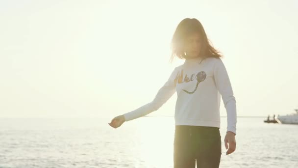 Affascinante donna è in posa sulla spiaggia . — Video Stock