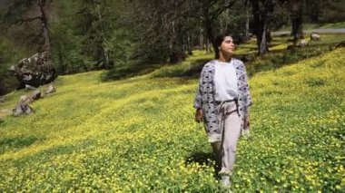 Harika kız ormanda yürüyüşe.