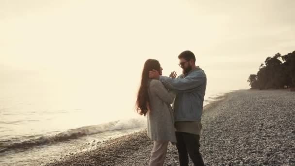 Glada unga par på semester — Stockvideo