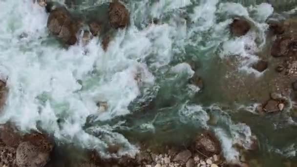 Débit fluvial sauvage et rapide .