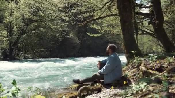 L'uomo si sta godendo la natura fuori . — Video Stock