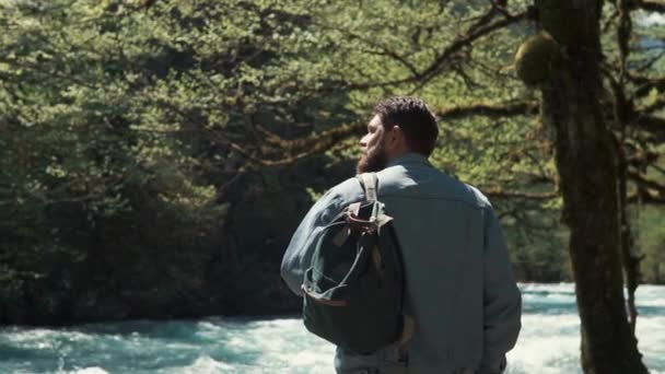 Caminante masculino está dando un paseo por el bosque . — Vídeo de stock