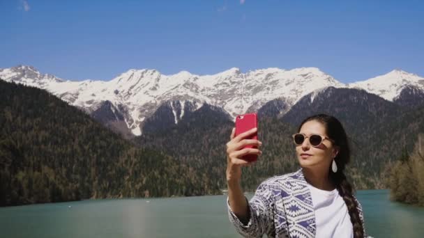 Jovem mulher tomando selfie na natureza . — Vídeo de Stock