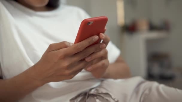 Mujer con teléfono en casa — Vídeos de Stock