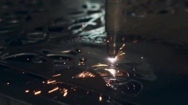 Metali yanan bir programlanmış Endüstriyel lazer makine görüntüsünü kapatın. Metal haşhaş Sparks. Sanat kesme.