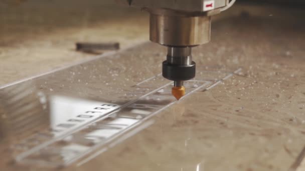 Industrial machine cutting plastic. — Stock Video