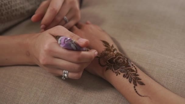 Detailní záběr záběr mistra kuchaře, který používá Henna mehendi s květinou