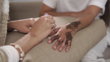 Kadının eline kına bir koni ile uygulanması atış kapatın. Geleneksel mehndi sanat kapalı. Ellerine kına dövme.