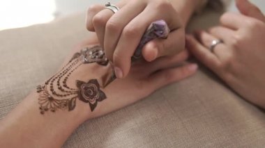 Sanatçı çizim mehendi desen ellerde, Yapıştır tüpünden, uygulama yakın çekim