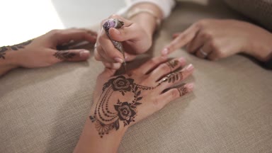 Ana cilt güzellik salonu içinde müşteri kadın trendy kına desen yapıyor