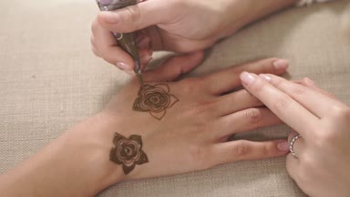 Master mehndi tasarım yapıyor.