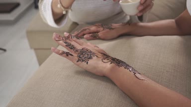 Master için nemlendirici doğal yağlar tarafından kurutulmuş mehendi desenleri koruyor