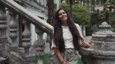 Ellerini üzerine dövmeli Mehdi ile genç bir kadın antik bir merdiven duruyor