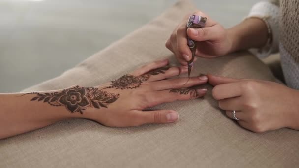 Mester a rajz virágok, és elhagyja a bőrt a henna, hagyományos mehndi