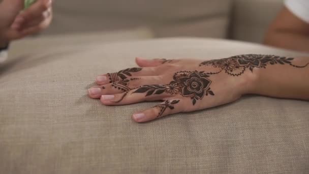 Artist is presenting finished mehendi on hands for client woman, close-up — Stock Video
