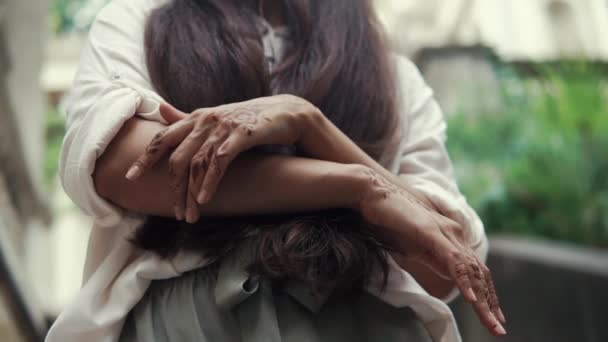Aufnahme einer Frauenhände, die sich selbst berührt, sie sieht romantisch aus mit Tätowierungen — Stockvideo